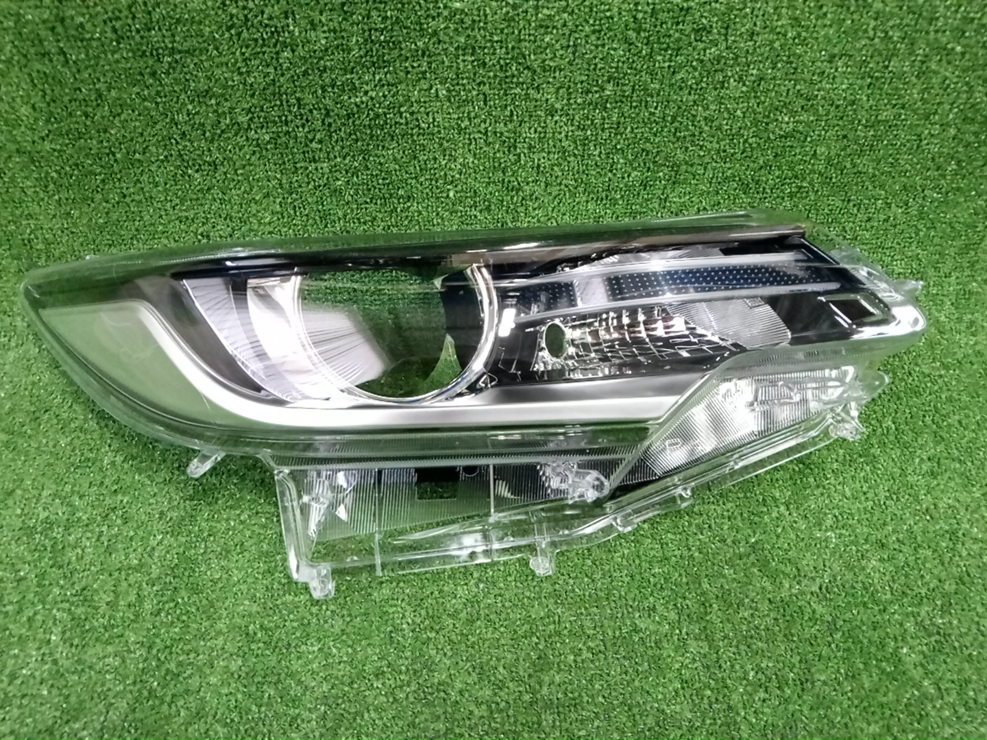 Стекло фары правое TOYOTA PREMIO ZRT261 81131-20B50 1 ракурс