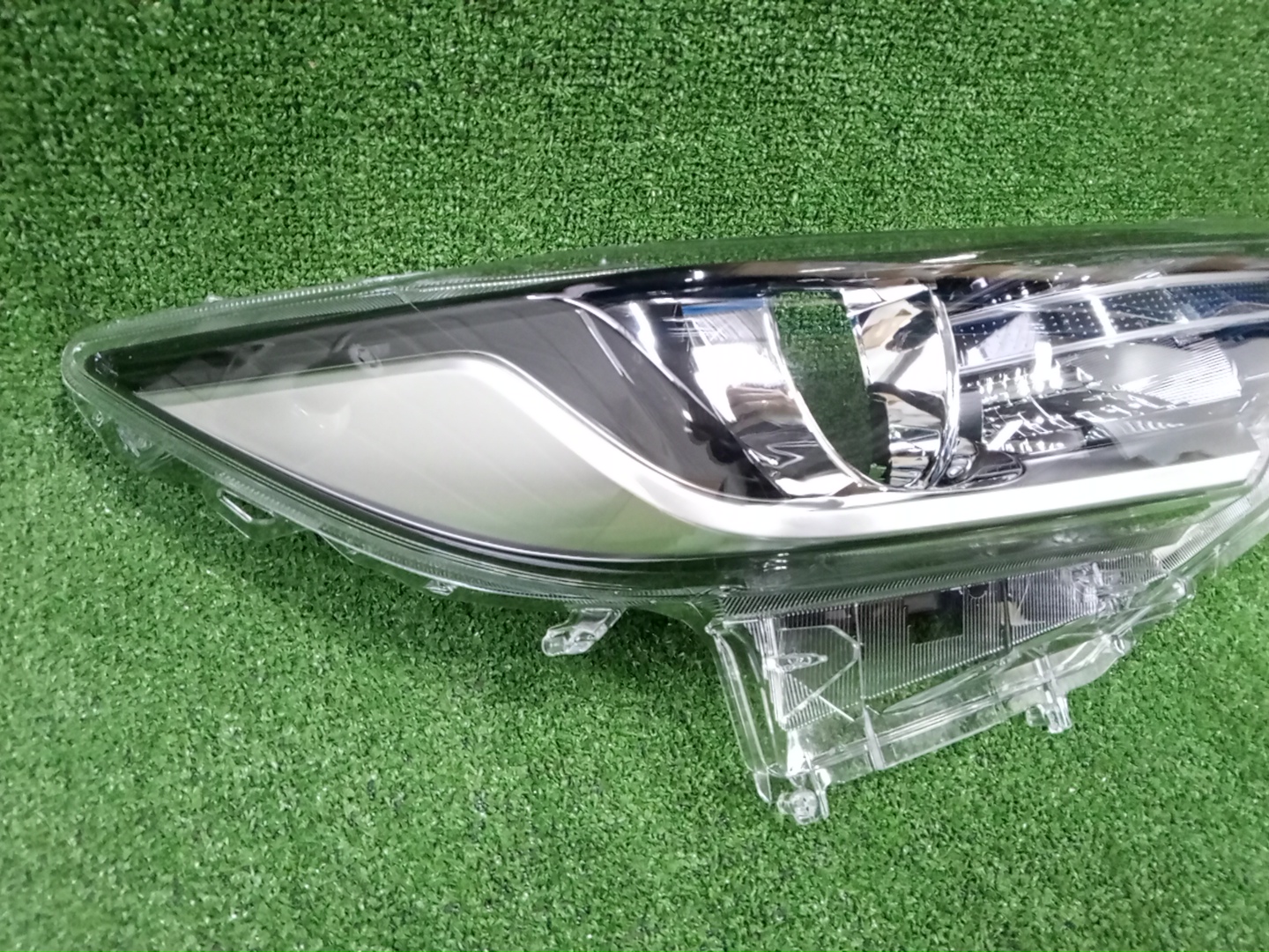Стекло фары правое TOYOTA PREMIO ZRT261 81131-20B50 2 ракурс