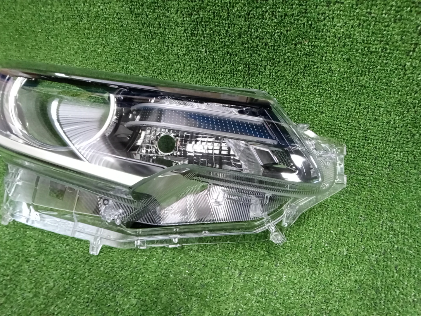 Стекло фары правое TOYOTA PREMIO ZRT261 81131-20B50 3 ракурс