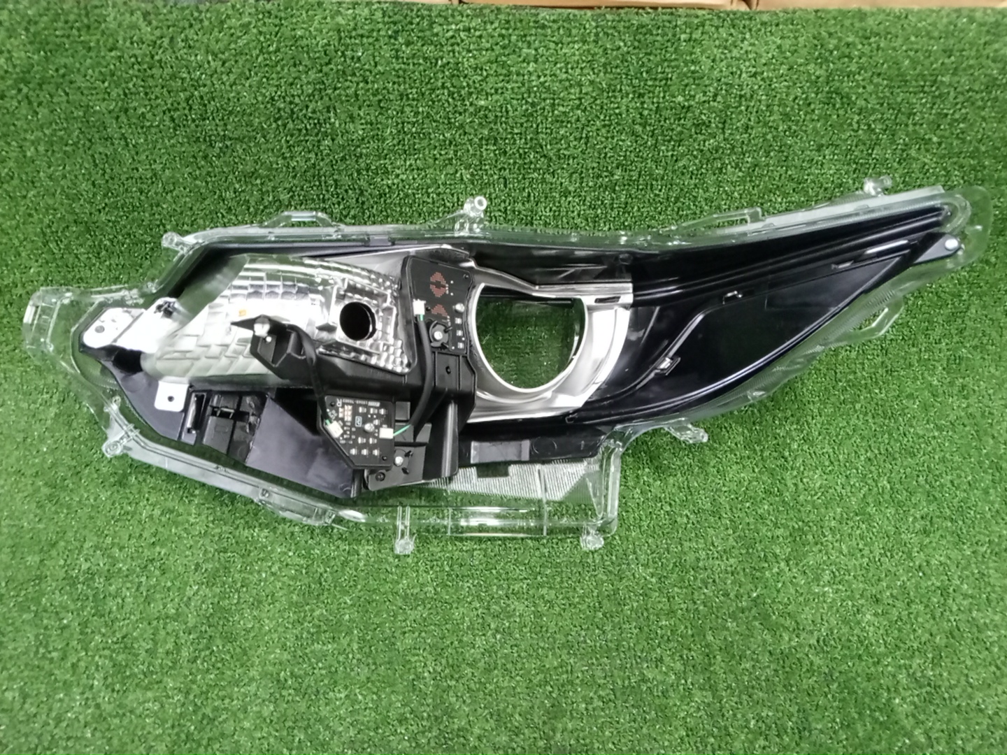 Стекло фары правое TOYOTA PREMIO ZRT261 81131-20B50 4 ракурс