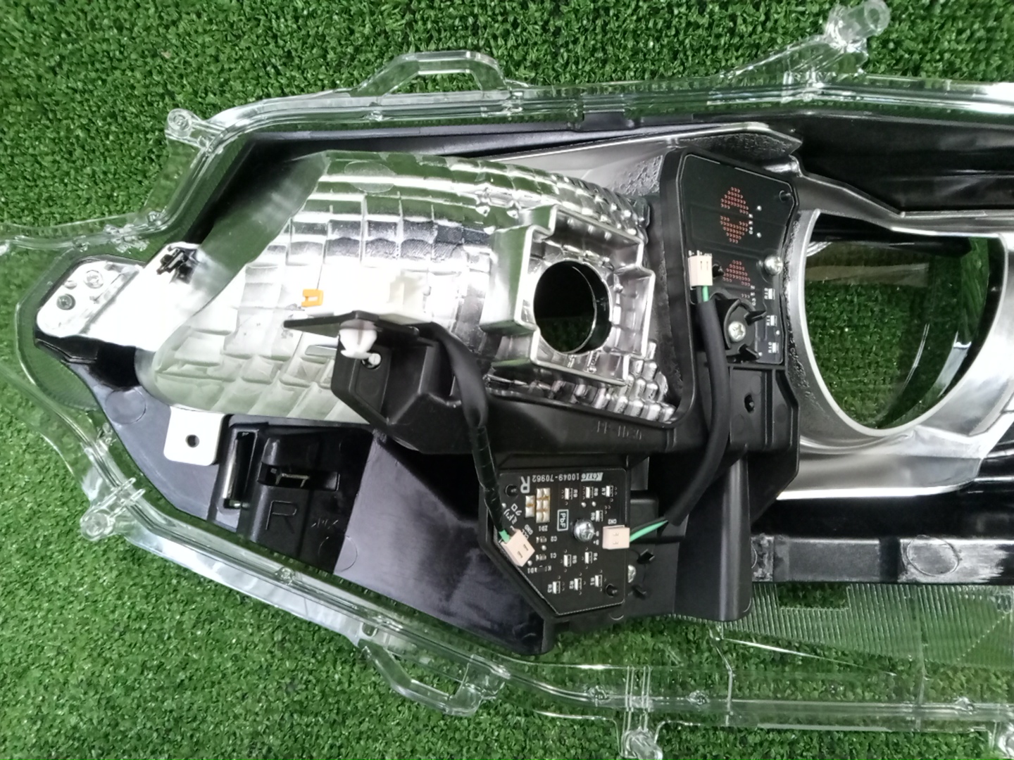 Стекло фары правое TOYOTA PREMIO ZRT261 81131-20B50 5 ракурс