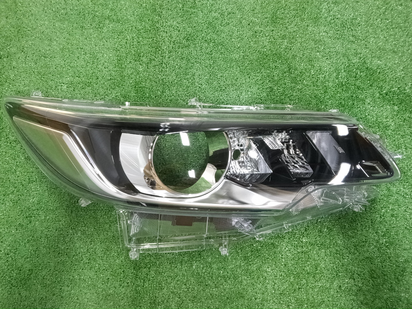 Стекло фары правое TOYOTA PREMIO ZRT261 81131-20B40 1 ракурс