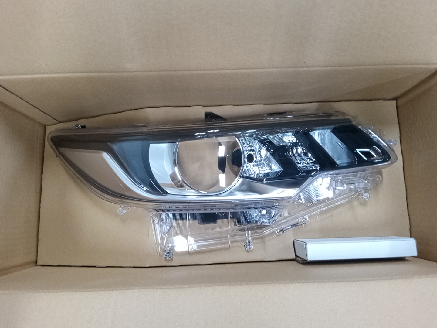 Стекло фары правое TOYOTA PREMIO ZRT261 81131-20B40 4 ракурс