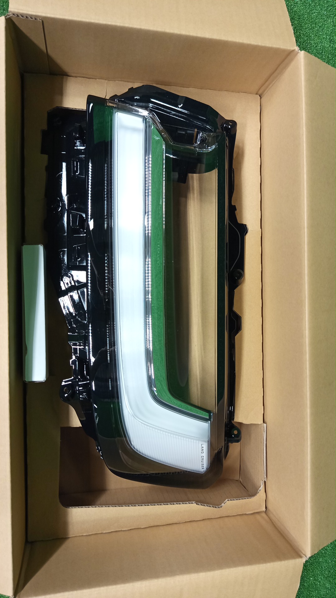 Стекло фары левое TOYOTA LAND CRUISER VJA300W 8110B-60Q50 4 ракурс