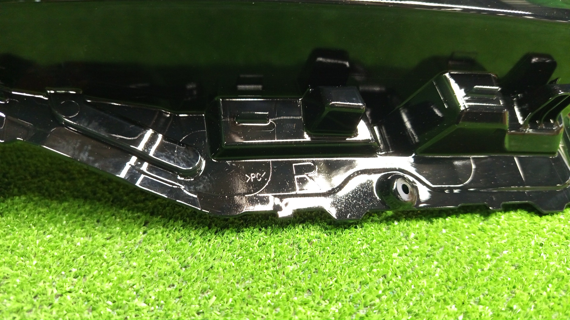 Стекло фары правое TOYOTA LAND CRUISER VJA300W 8110A-60Q50 2 ракурс