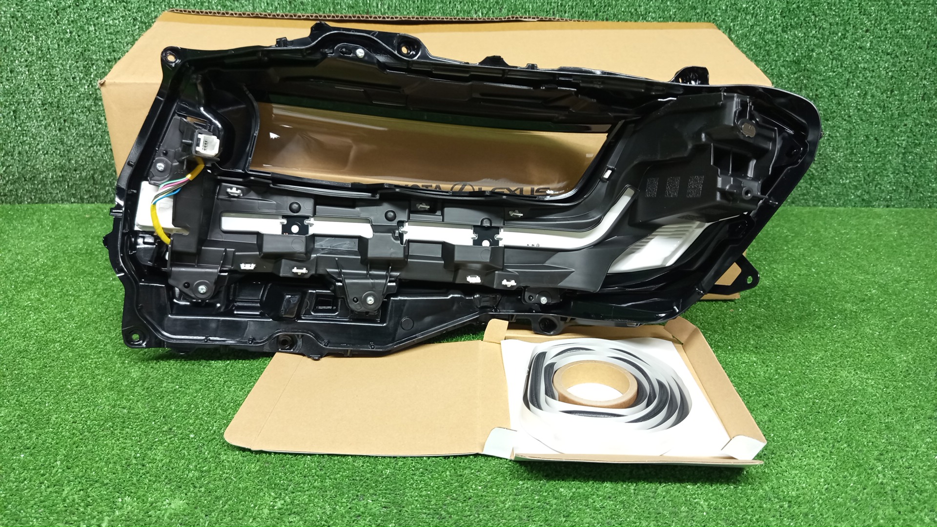 Стекло фары правое TOYOTA LAND CRUISER VJA300W 8110A-60Q50 4 ракурс