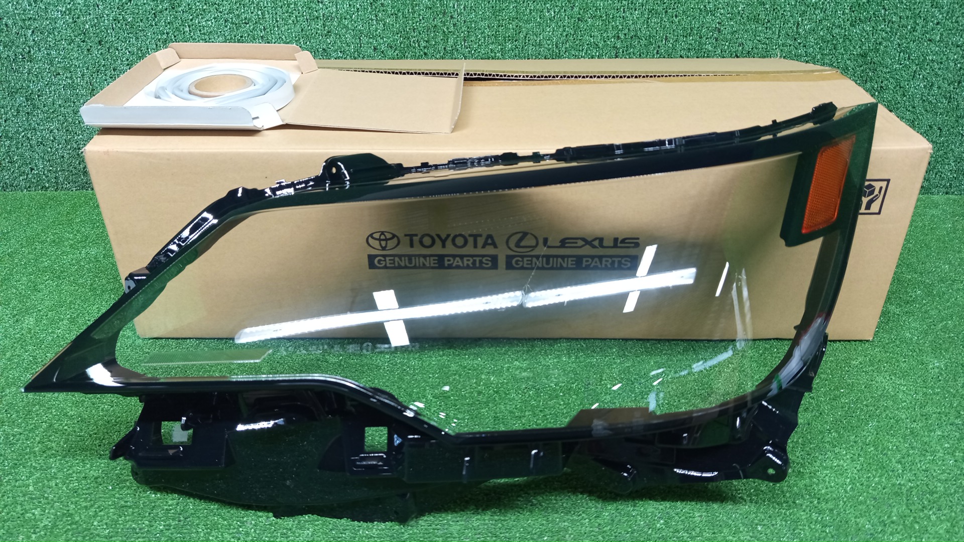 Стекло фары левое переднее LEXUS LX600 VJA310W 8110B-60R30 1 ракурс
