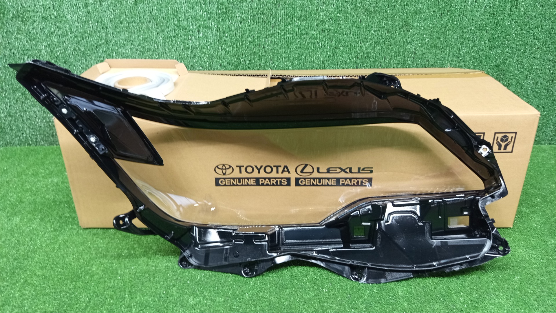 Стекло фары левое переднее LEXUS LX600 VJA310W 8110B-60R30 2 ракурс