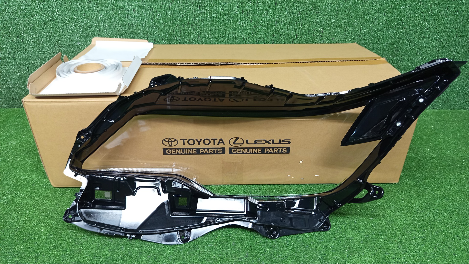 Стекло фары правое переднее LEXUS LX600 VJA310W 8110A-60R30 2 ракурс