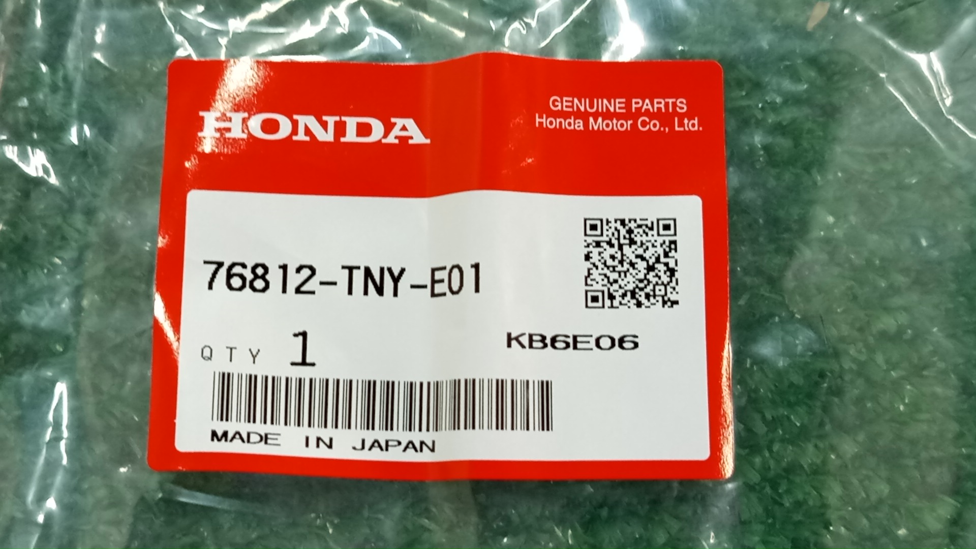 Горловина бачка омывателя HONDA CR-V RW2 76812-TNY-E01 2 ракурс