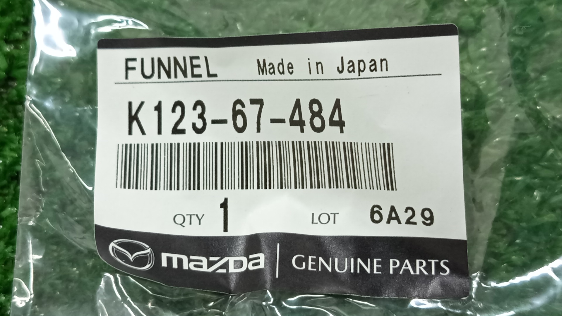 Горловина бачка омывателя MAZDA CX-5 KF2P K123-67-484 2 ракурс