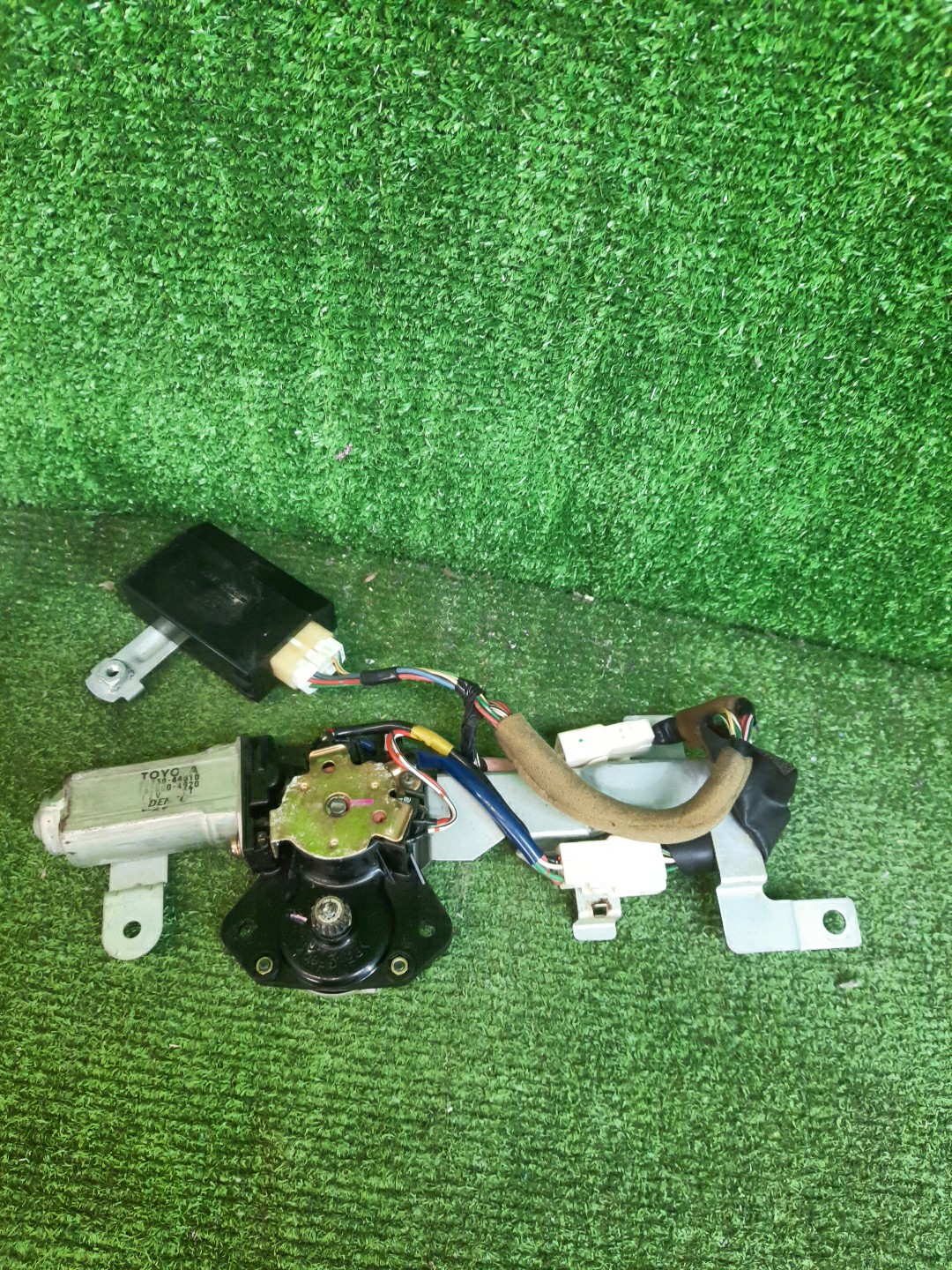 Мотор люка TOYOTA GAIA SXM10G 35730-44010 1 ракурс