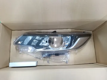 СТЕКЛО ФАРЫ НА TOYOTA PREMIO ZRT261
