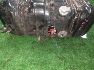 ТОПЛИВНЫЙ БАК НА ISUZU ELF NKR81 4HL1