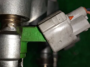 ИНЖЕКТОР НА TOYOTA AVENSIS AZT255 1AZ-FSE