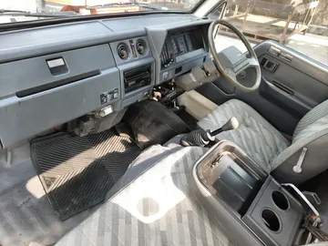 КАБИНА НА TOYOTA HIACE YH81