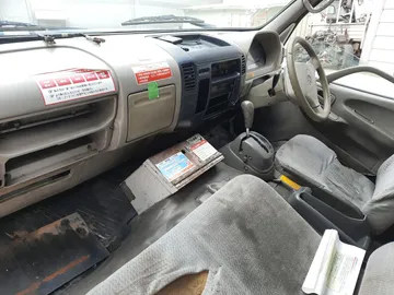 КАБИНА НА TOYOTA DYNA XZU420
