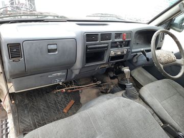 КАБИНА НА TOYOTA DYNA YY201