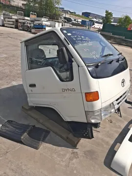КАБИНА НА TOYOTA DYNA LY211