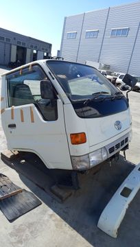 КАБИНА НА TOYOTA DYNA YY101