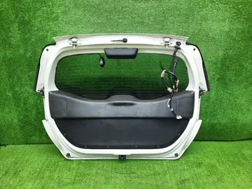 ДВЕРЬ ПЯТАЯ НА HONDA FIT GR3