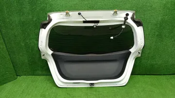 ДВЕРЬ ПЯТАЯ НА TOYOTA VITZ NSP135