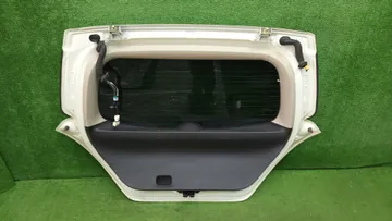 ДВЕРЬ ПЯТАЯ НА NISSAN TIIDA C11