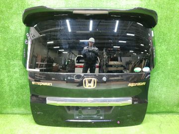 ДВЕРЬ ПЯТАЯ НА HONDA STEPWGN RK5