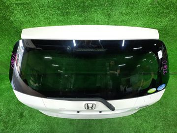 ДВЕРЬ ПЯТАЯ НА HONDA FIT GD1