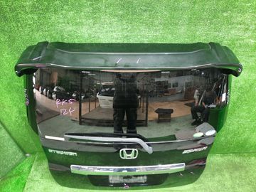 ДВЕРЬ ПЯТАЯ НА HONDA STEPWGN RK5
