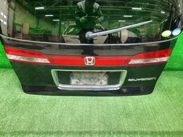 ДВЕРЬ ПЯТАЯ НА HONDA ELYSION RR1