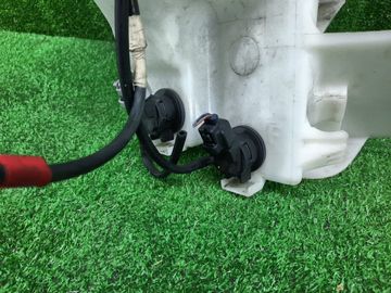 БАЧОК ОМЫВАТЕЛЯ НА TOYOTA AQUA NHP10