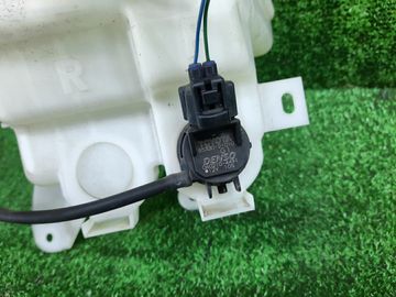 БАЧОК ОМЫВАТЕЛЯ НА TOYOTA PROBOX NCP165V