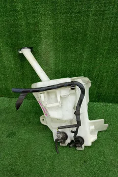 БАЧОК ОМЫВАТЕЛЯ НА TOYOTA AQUA NHP10