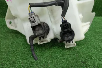 БАЧОК ОМЫВАТЕЛЯ НА TOYOTA AQUA NHP10