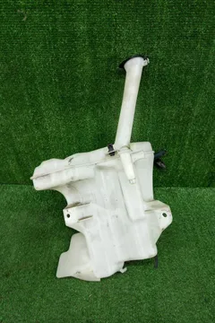 БАЧОК ОМЫВАТЕЛЯ НА TOYOTA AQUA NHP10