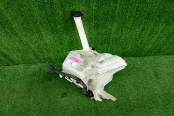 БАЧОК ОМЫВАТЕЛЯ НА TOYOTA AQUA NHP10