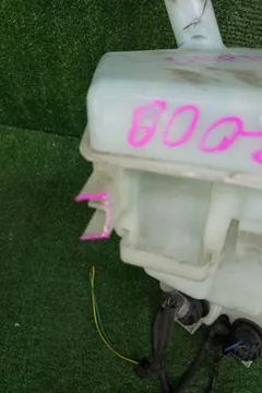 БАЧОК ОМЫВАТЕЛЯ НА TOYOTA AQUA NHP10