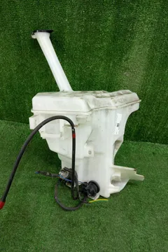 БАЧОК ОМЫВАТЕЛЯ НА TOYOTA AQUA NHP10