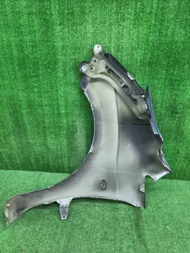 КРЫЛО НА TOYOTA ISIS ZNM10G