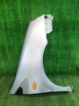 КРЫЛО НА NISSAN TINO V10