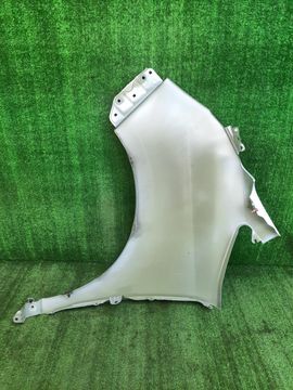 КРЫЛО НА TOYOTA VOXY ZWR80G