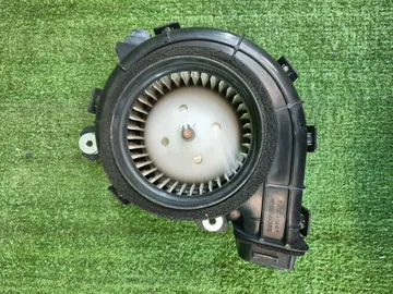 МОТОР ОХЛАЖДЕНИЯ БАТАРЕИ НА HONDA FIT GP1