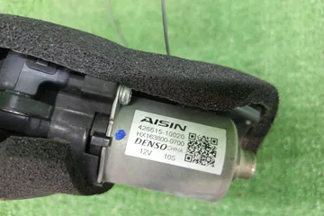 ДОВОДЧИК  ДВЕРИ НА TOYOTA SIENTA NCP175G