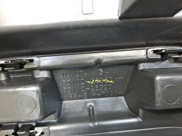 РЕШЕТКА БАМПЕРА НА TOYOTA NOAH ZWR80G