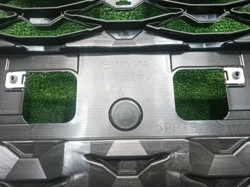 РЕШЕТКА БАМПЕРА НА TOYOTA COROLLA CROSS ZSG10