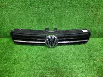 РЕШЕТКА РАДИАТОРА НА VOLKSWAGEN GOLF 5G1