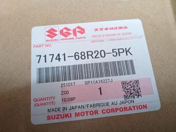 РЕШЕТКА РАДИАТОРА НА SUZUKI SWIFT ZC33S