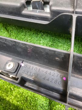 РЕШЕТКА РАДИАТОРА НА TOYOTA ISIS ZGM10G