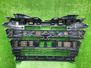 РЕШЕТКА РАДИАТОРА НА TOYOTA NOAH ZWR90